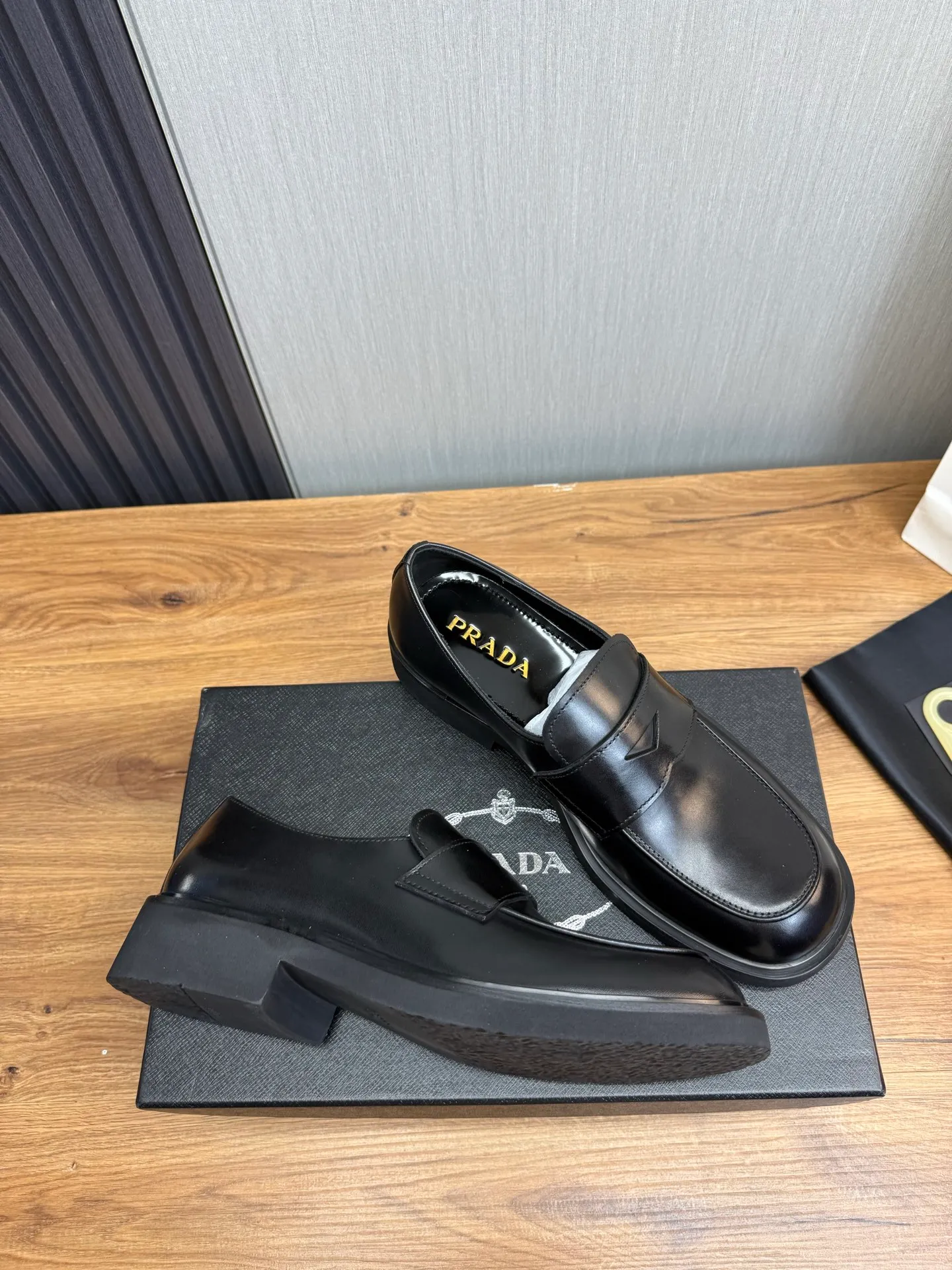 Men's shoes 💰840💰 [PRADA] New models synchronized with the official website, high-quality shipments ✔️Hot-sellers🔥 Original cowhide. Open edge beaded cowhide + cowhide lining, 1🆚1 replica, original lightweight foam outsole, 38-45 (men's 38.45 custom-made, non-refundable)